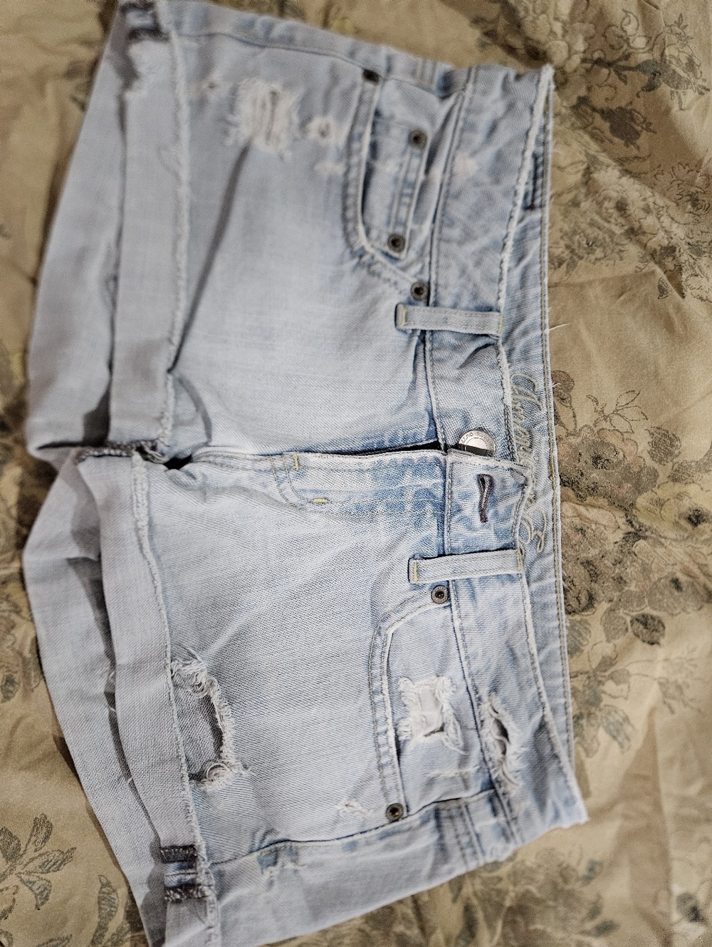 AMERICA EAGLE Size 2 Light Wash Distressed Denim Shorts